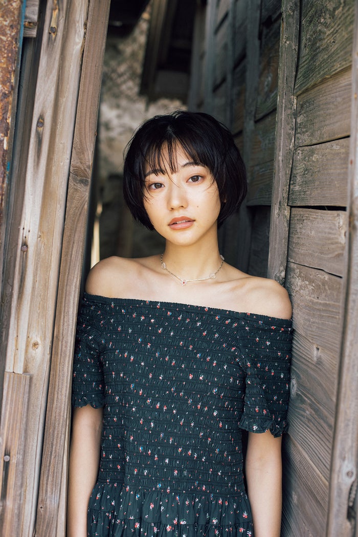 武田玲奈 美デコルテ際立つオフショル姿 写真集先行カット公開 モデルプレス 武田玲奈 美デコルテ際立つオフショル姿 写真集先行カット公開 モデルプレス
