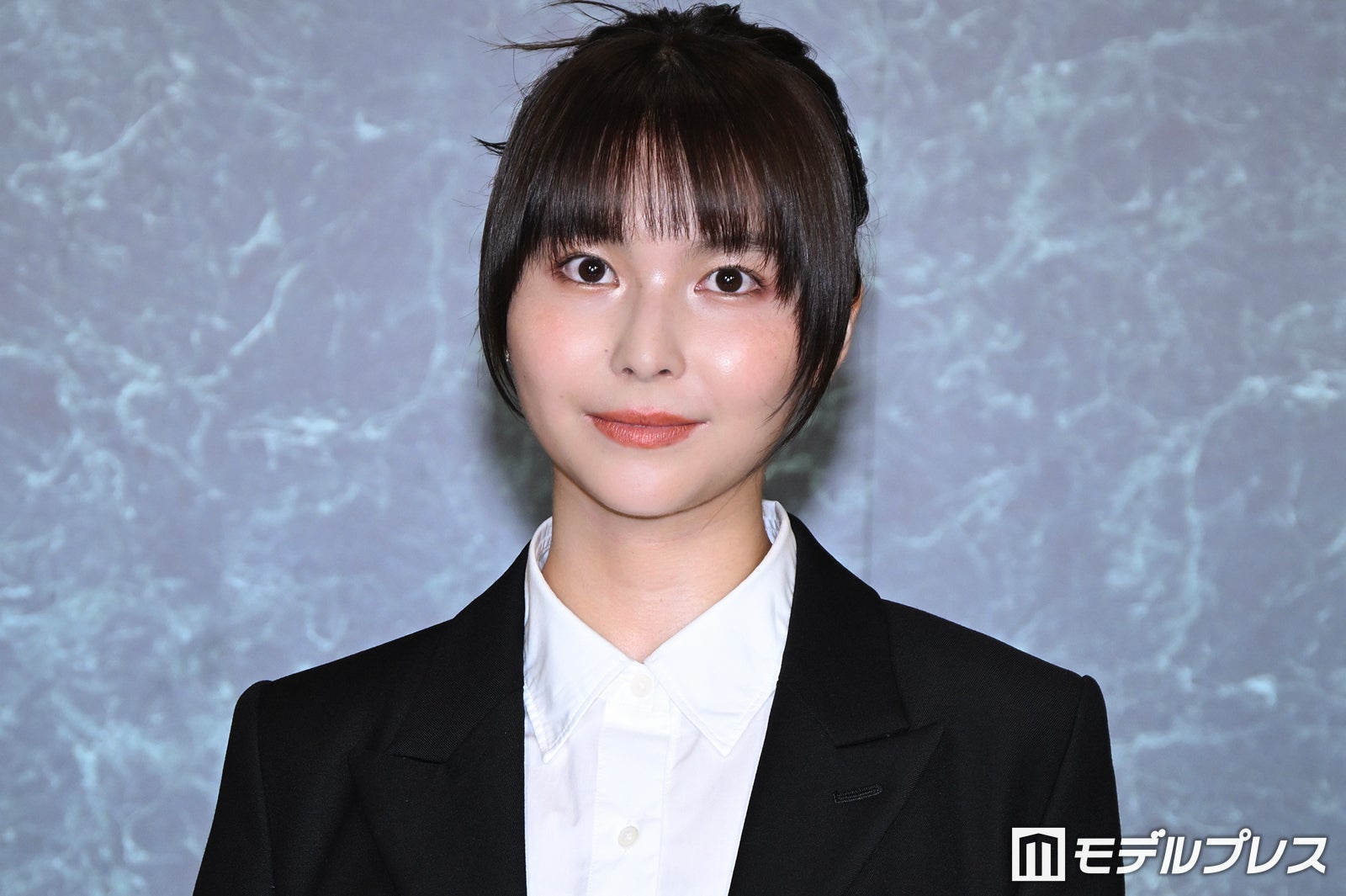 シンガー・サカグチアミ、スカートはためかせるクラシカルなモノトーン衣装 ミセス「CEREMONY」登場【Mrs. GREEN APPLE presents「CEREMONY」】