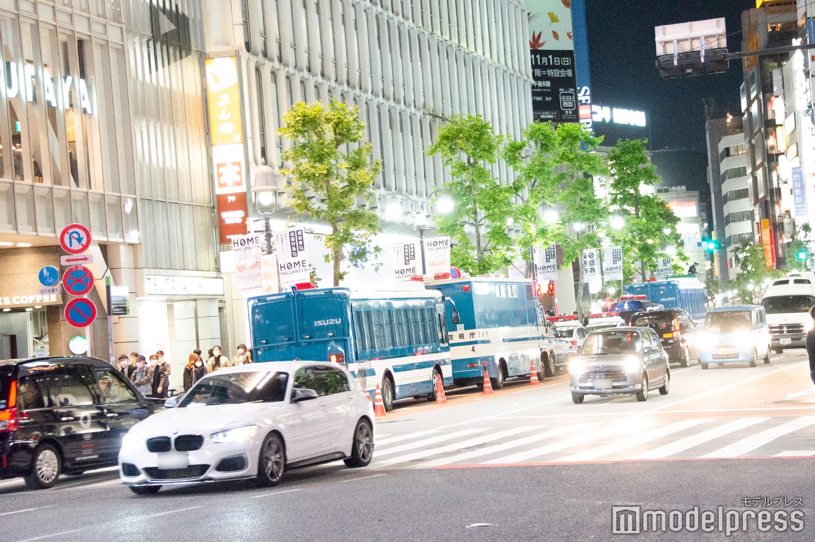 多数の警察車両が待機 （C）モデルプレス