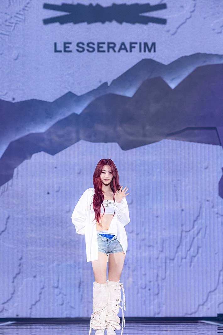 HUH YUNJIN（P）＆（C）SOURCE MUSIC