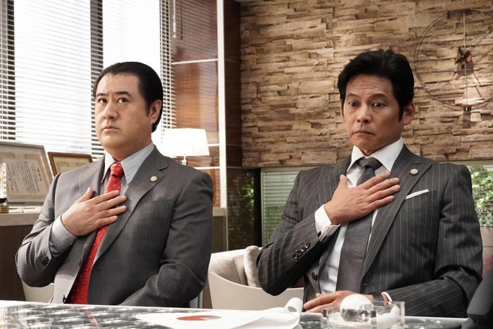 小手伸也・織田裕二 「SUITS/スーツ」第2話より(C)フジテレビ