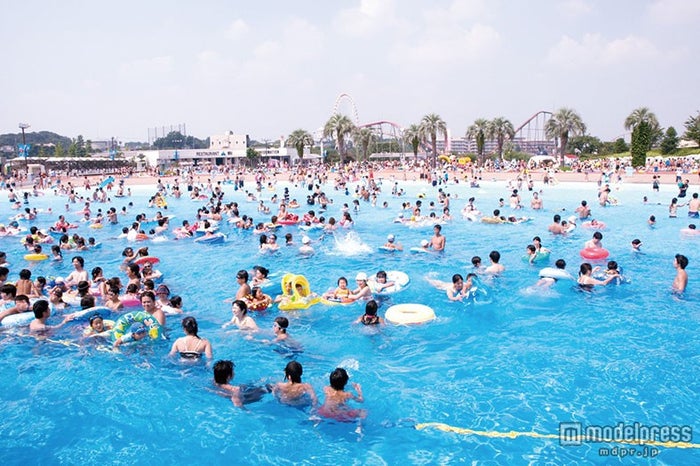 10トンの放水ショーや夜のビアガーデンも 南国気分のプールがオープン 女子旅プレス 10トンの放水ショーや夜のビアガーデンも 南国気分のプールがオープン 女子旅プレス
