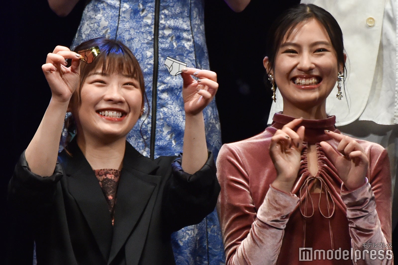 “ブリーフ型”の金テープを見せる伊藤沙莉、恒松祐里 （C）モデルプレス
