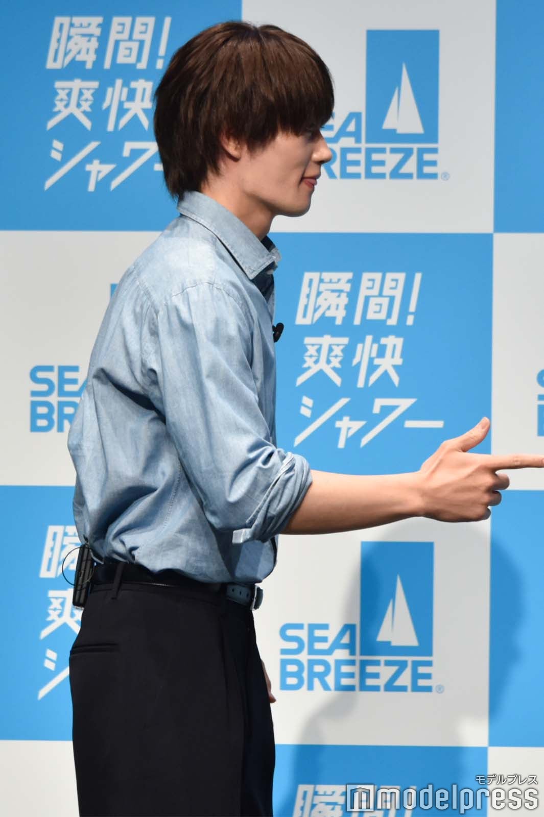 畑芽育が正解し驚く佐野勇斗（C）モデルプレス