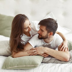 ずっとこのままがいい…!彼女との「ラブラブ度が増すハグ」の仕方
