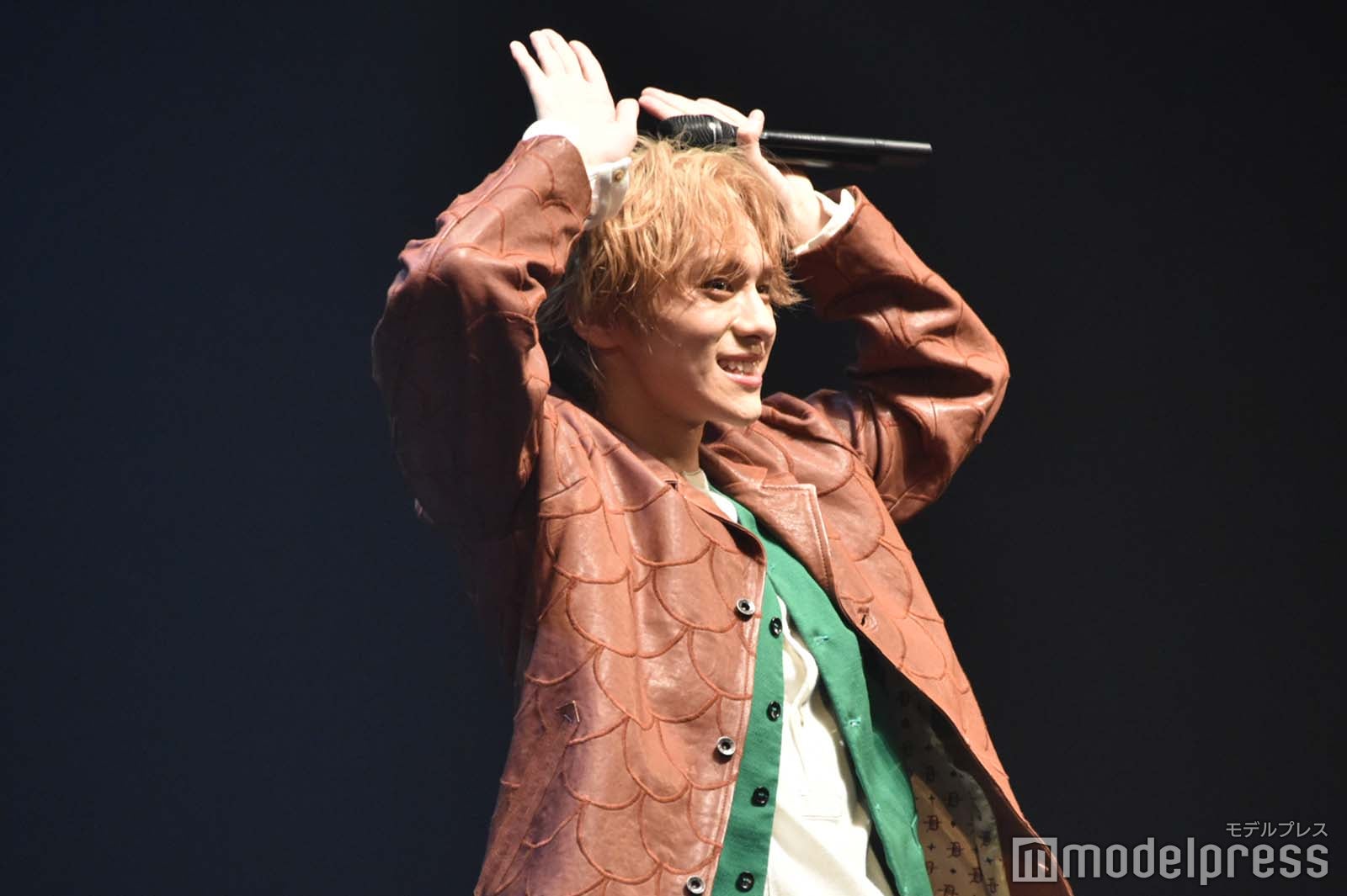 うさ耳ポーズの山下幸輝（C）モデルプレス