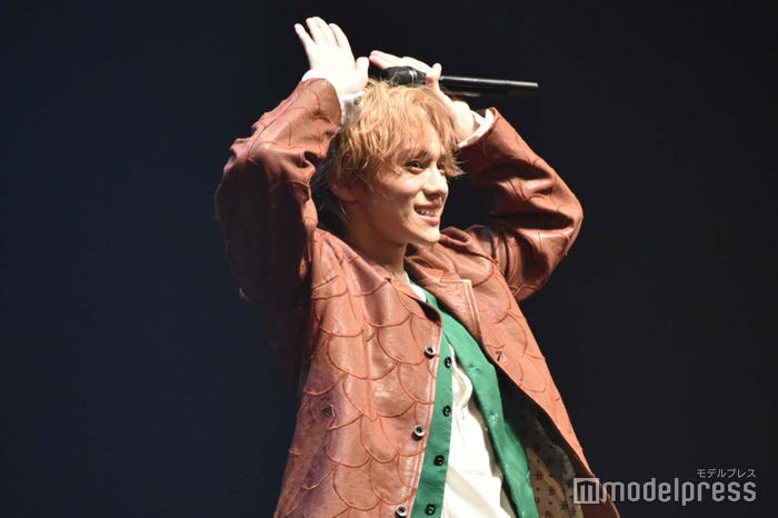 うさ耳ポーズの山下幸輝(C)モデルプレス