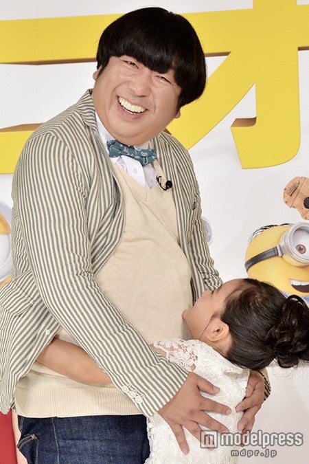 バナナマン日村勇紀 Cmで話題の子役 藤田彩華からの ギュ ッと に照れ笑い モデルプレス