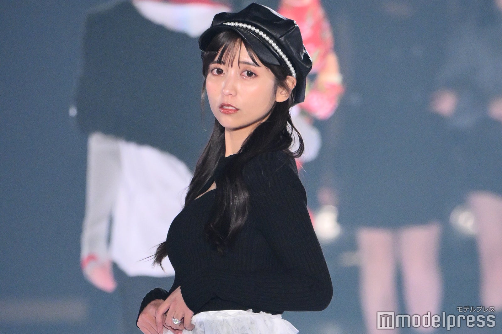 ゆん、胸元開きSEXYトップスで色気放出 ほっそり美脚も披露【関
