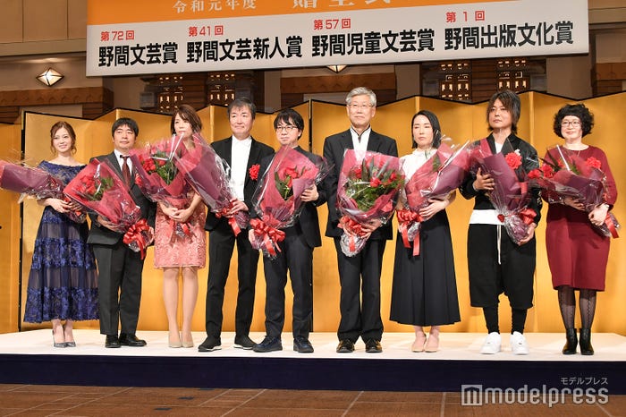 (左から)白石麻衣、「りぼん」相田聡一編集長、「なかよし」須田淑子編集長、東野圭吾氏、新海誠監督、松浦寿輝氏、古谷田奈月氏、千葉雅也氏、戸森しるこ氏(C)モデルプレス