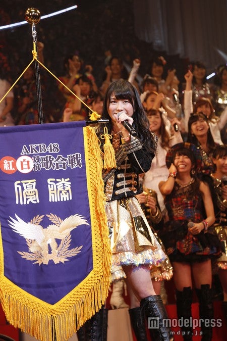 優勝旗を受け取る横山由依（C）AKS