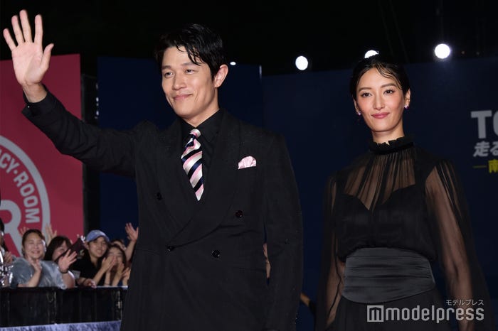 鈴木亮平、菜々緒(C)モデルプレス