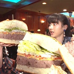 大食い女王・もえあず、上半身ほどの巨大バーガーをパクリ
