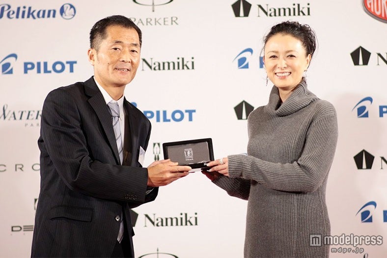 国生さゆり（右）