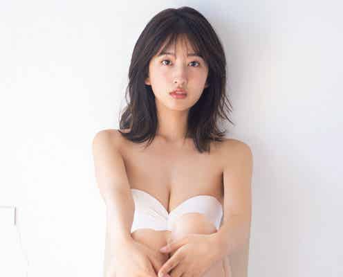 「ミスマガジン2022」斉藤里奈、チューブトップ水着姿で美谷間披露