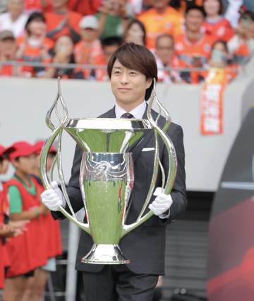 国立が騒然！櫻井翔がラグビー頂上決戦にサプライズ登場「すごい空気感」リーグワンPO決勝で優勝トロフィーを運ぶ