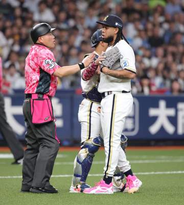 オリックスのエスピノーザが怒 日本ハム・カストロのタイムのタイミングに不満あらわ 物々しい雰囲気に場内ざわめく