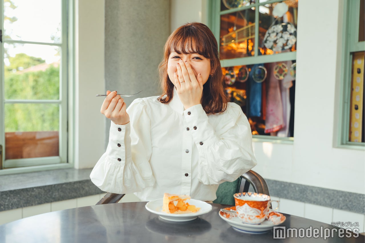 アップルパイが美味しくて思わず笑顔に （C）モデルプレス