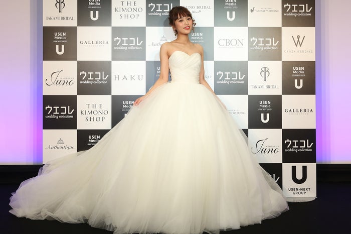 近藤千尋 挙式で着用のウェディングドレスお披露目 ランウェイで幸せオーラ モデルプレス