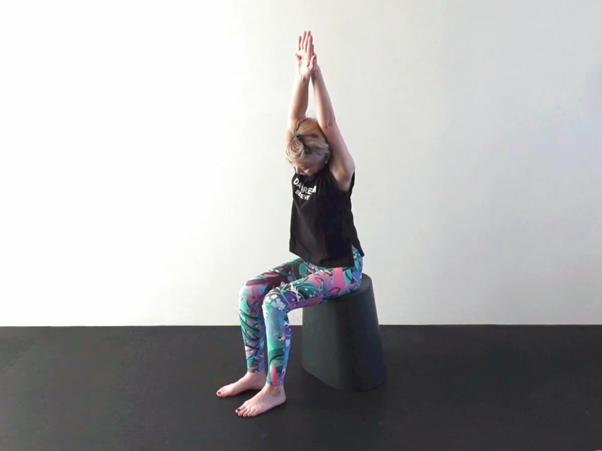 6：両腕を左右に揺らして脇腹、脇の下を伸ばす。