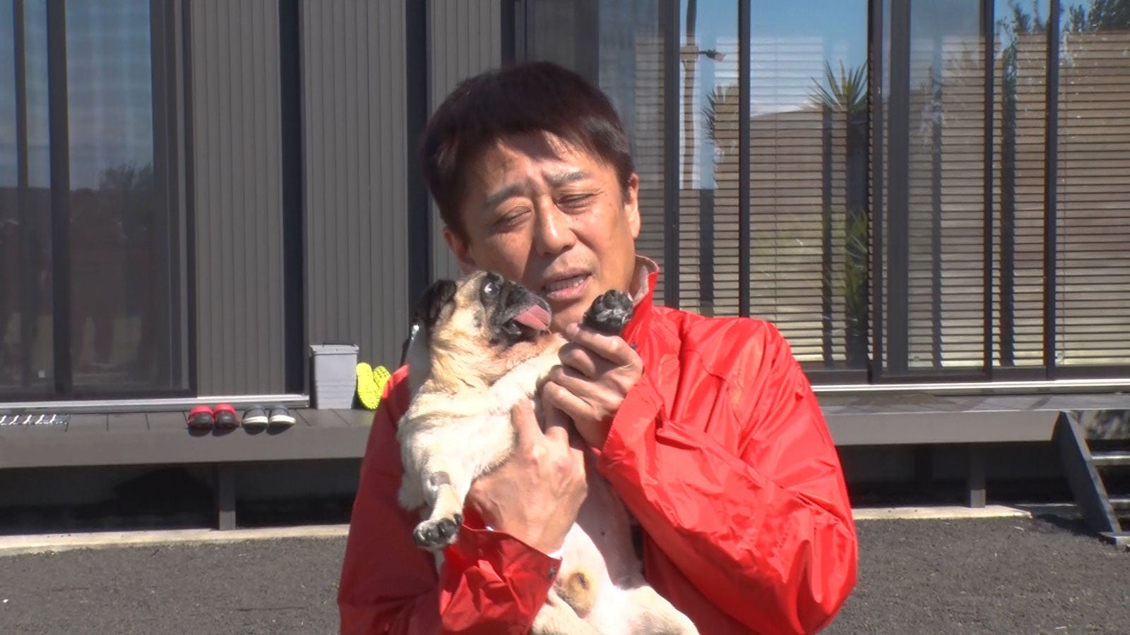 パグゾウを抱く坂上忍（C）フジテレビ