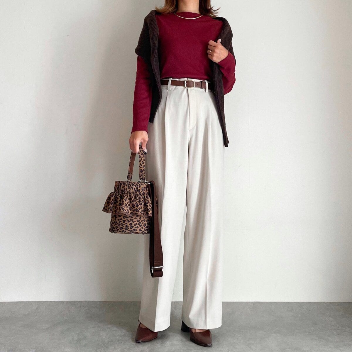 cocaリブボートネックカットソー　ワインカラーとアイボリーパンツコーデ