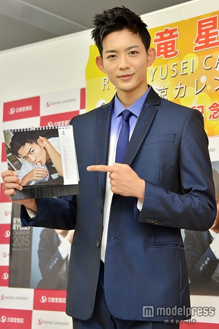 お気に入りショットを指差しご満悦の竜星涼