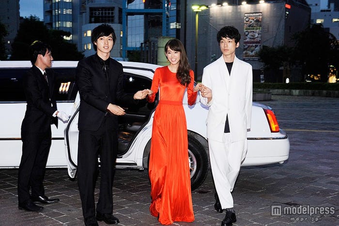 (左から)山崎賢人、桐谷美玲、坂口健太郎