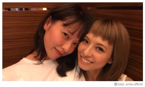 戸田恵梨香 親友 Scandal Harunaと密着2ショット モデルプレス