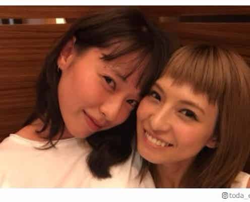 戸田恵梨香、“親友”SCANDAL・HARUNAと密着2ショット