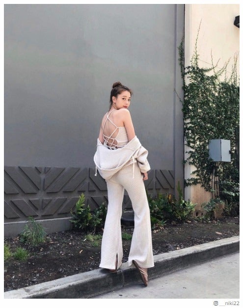 Niki“美背中全開”ショットにファンドキッ「SEXYすぎる」「抜群スタイル」の声