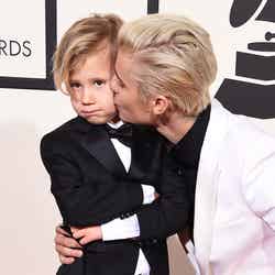 ジャスティン・ビーバー、弟とグラミー賞レッドカーペット登場でキス／photo：Getty Images