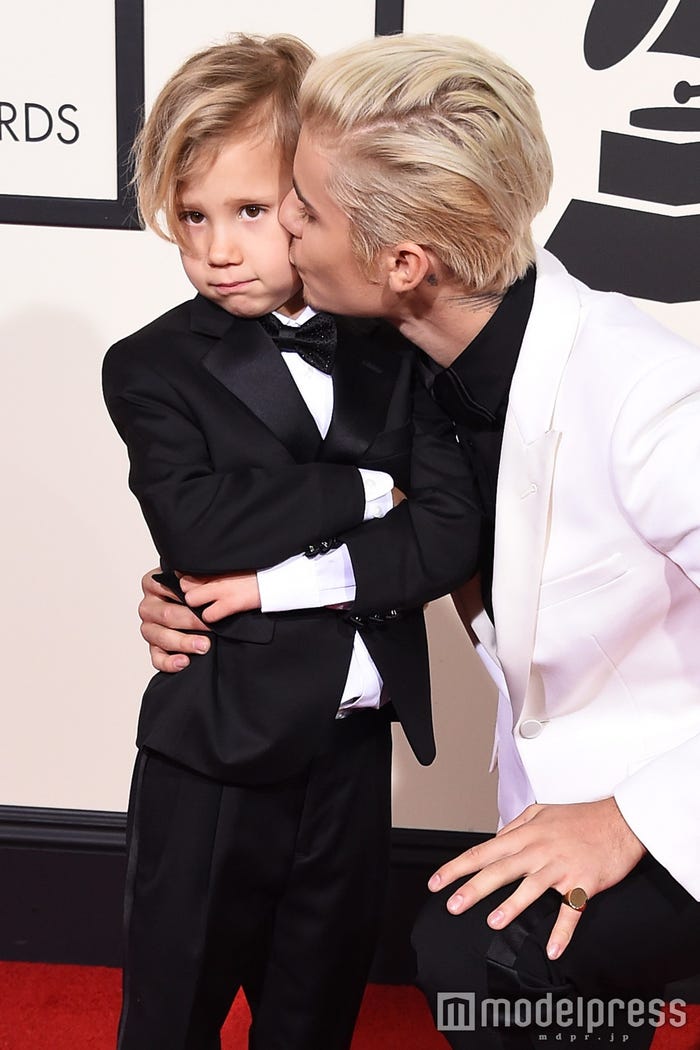 ジャスティン・ビーバー、弟とグラミー賞レッドカーペット登場でキス／photo：Getty Images