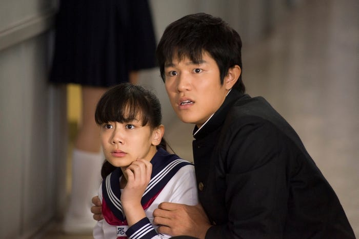 清水富美加、鈴木亮平/(C)2013 「HENTAI KAMEN」製作委員会