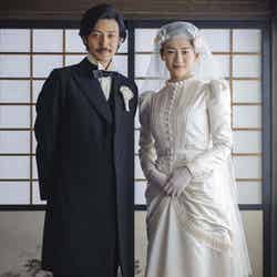 新島襄（オダギリジョー）と山本八重（綾瀬はるか）の結婚写真（C）NHK