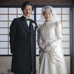 モデルプレス - 綾瀬はるか&オダギリジョーの“挙式写真”公開「ユニークで力強い夫婦」