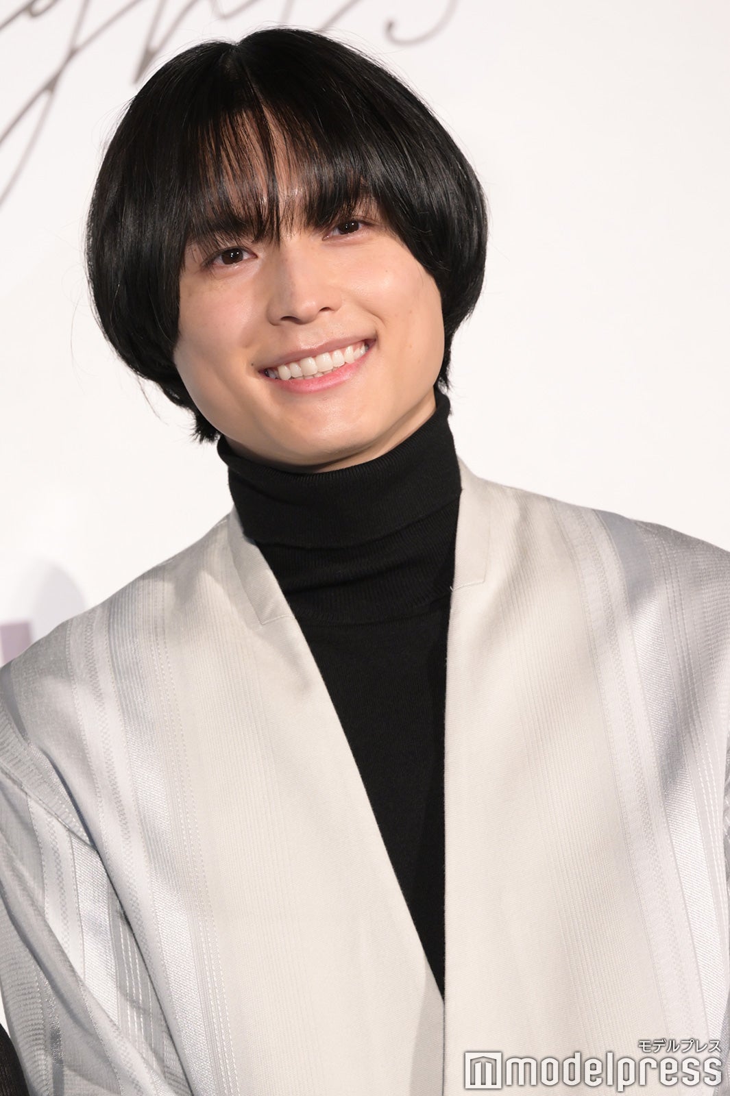 黒髪に戻った松村北斗（C）モデルプレス