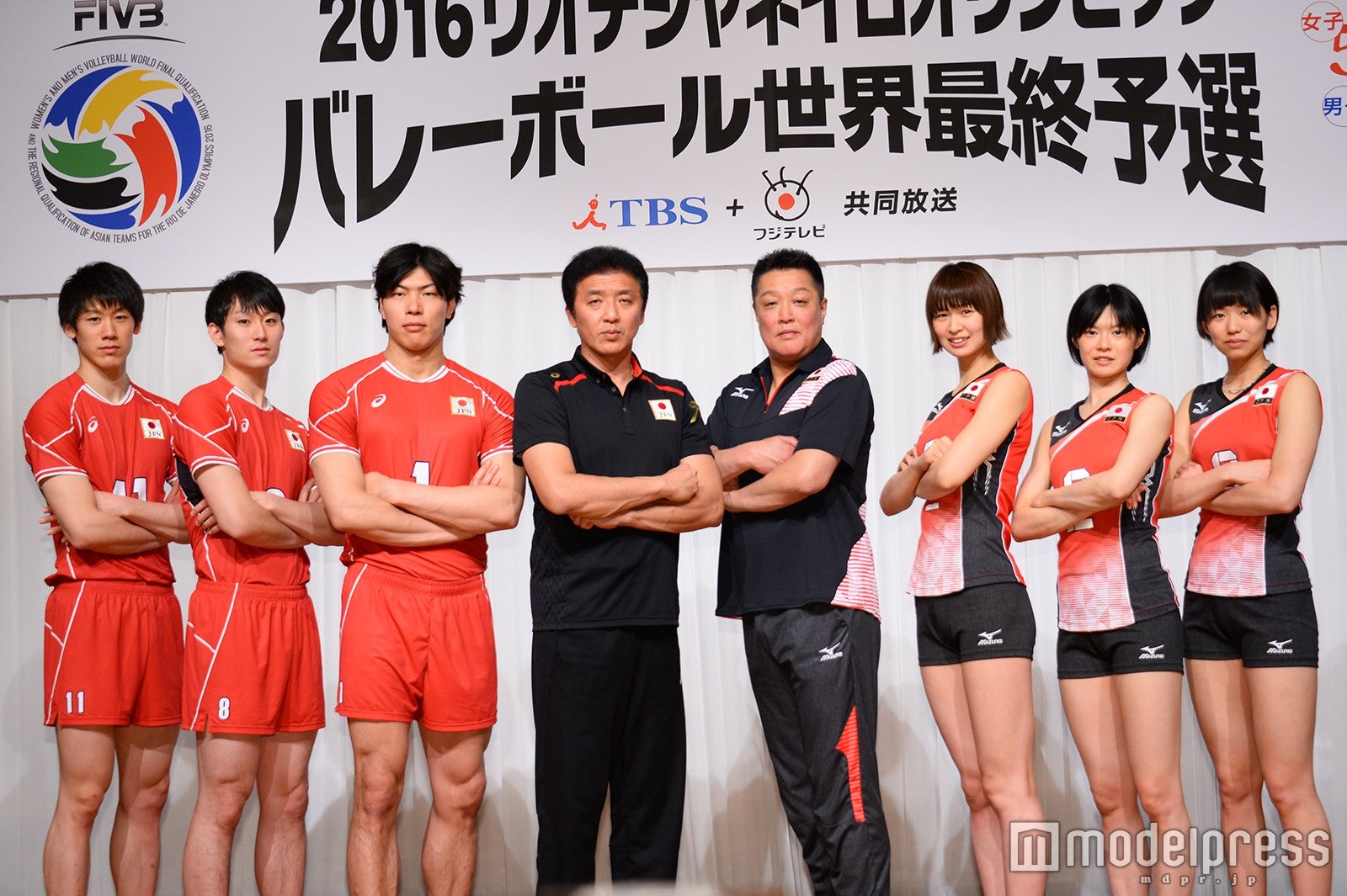 （左から）石川祐希選手、柳田将洋選手、清水邦広選手、南部正司全日本男子監督、眞鍋政義全日本女子監督、木村沙織選手、宮下遥選手、古賀紗理那選手（C）モデルプレス