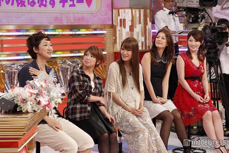 バラエティ特番「奥さま100!!」に出演する奥さまたち／画像提供：関西テレビ