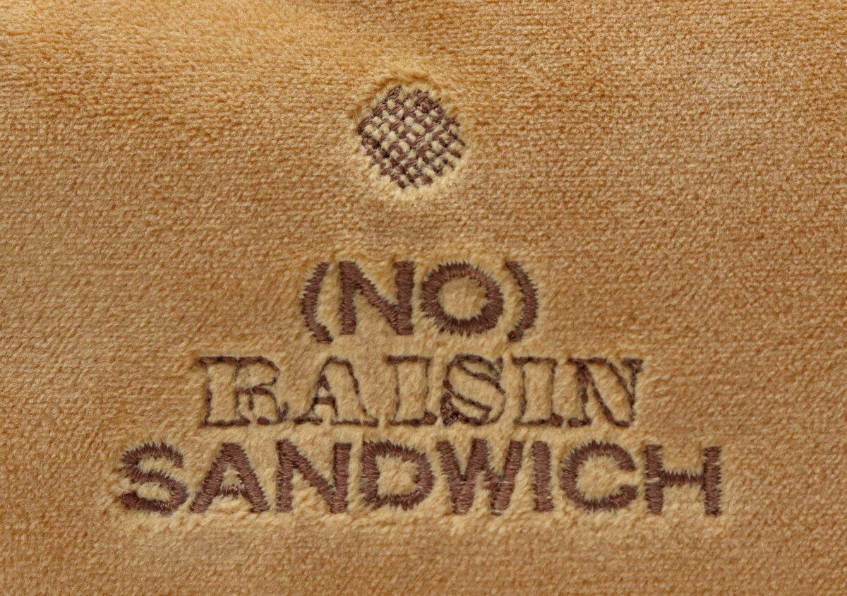 ポーチのフロントにあるブランドロゴの刺繍 ポーチのフロントにあるブランドロゴの刺繍