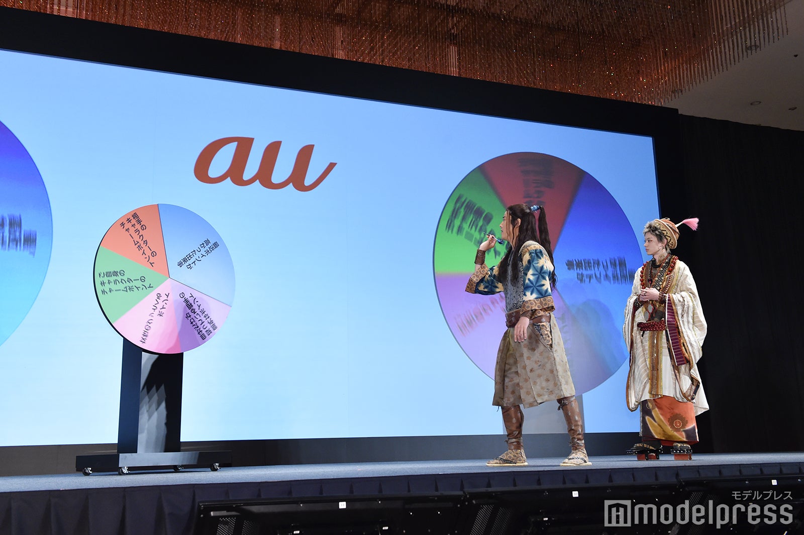 ダーツを投げる桐谷健太（C）モデルプレス