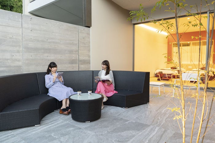1階アウトドアリビング遊山を眺めながら寛ぐ眺遊／画像提供：一般財団法人休暇村協会