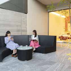 1階アウトドアリビング遊山を眺めながら寛ぐ眺遊/画像提供:一般財団法人休暇村協会