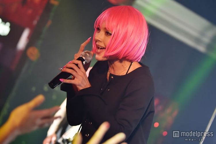 土屋アンナ ピンクショートヘアで登場 新曲 Lucifer で沸かす モデルプレス 土屋アンナ ピンクショートヘアで登場 新曲 Lucifer で沸かす モデルプレス