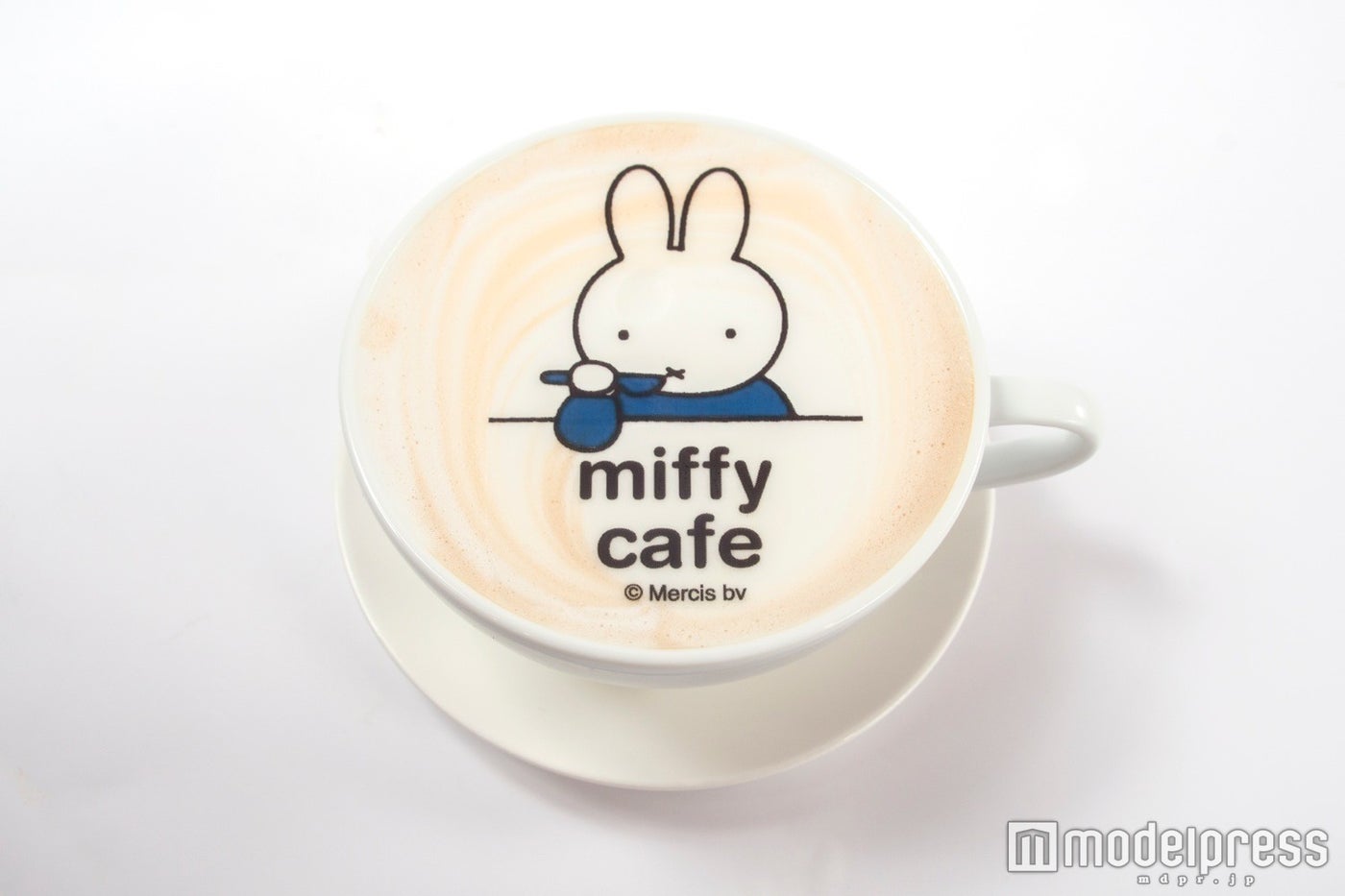 「ミッフィーラテ（HOT）」￥680（税抜）／Illustrations Dick Bruna（C）copyright Mercis bv，1953-2016 www．miffy．com