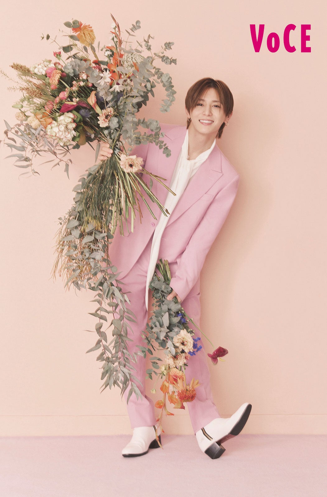 Hey! Say! JUMP山田涼介、ピンクスーツ＆花束で多彩な表情見せる プライベートでハマっている趣味とは