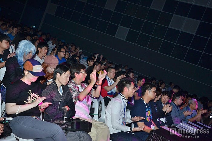 大きな拍手が沸き起こる観客席