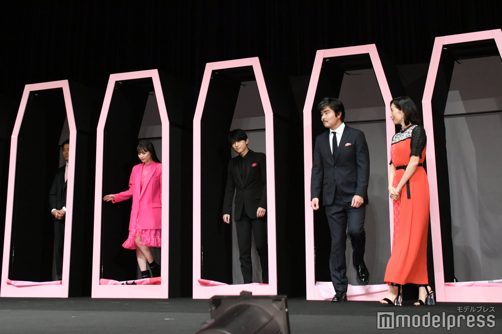 棺桶からキャストが登場 （C）モデルプレス