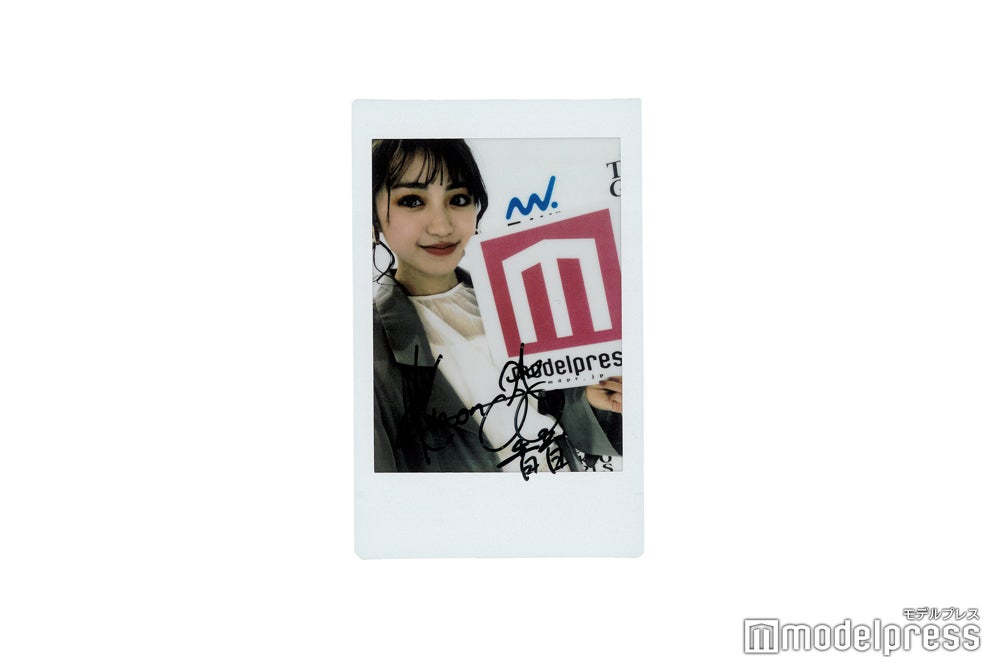 香音、サイン入りチェキプレゼント （C）モデルプレス