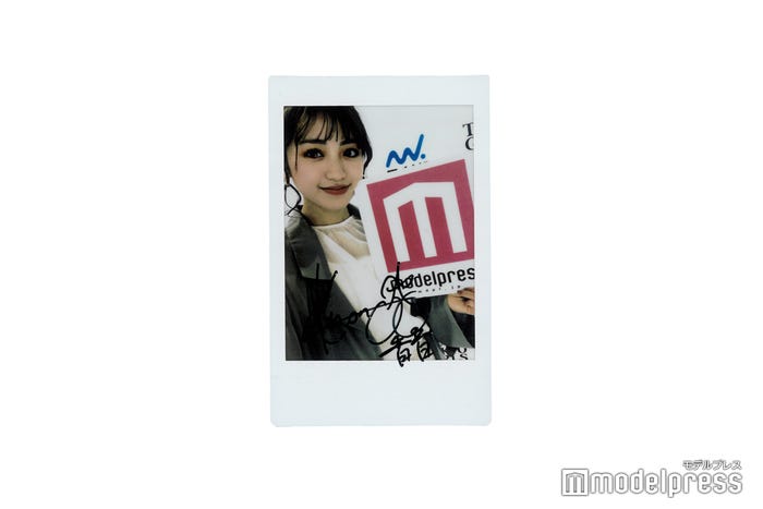 香音、サイン入りチェキプレゼント (C)モデルプレス